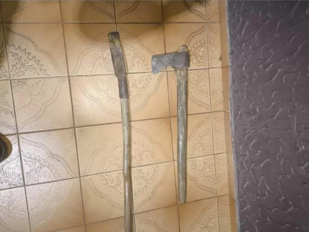 Machado e um Cavador encontradas pr&oacute;ximas ao local.