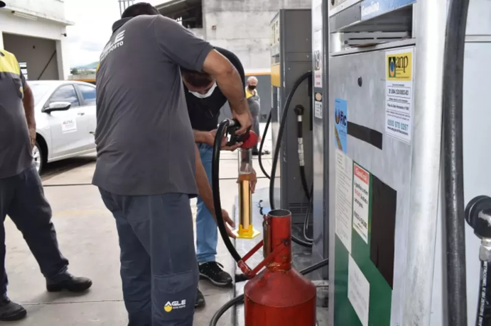 Posto é flagrado com bombas que entregavam 10% a menos de combustível no Piauí