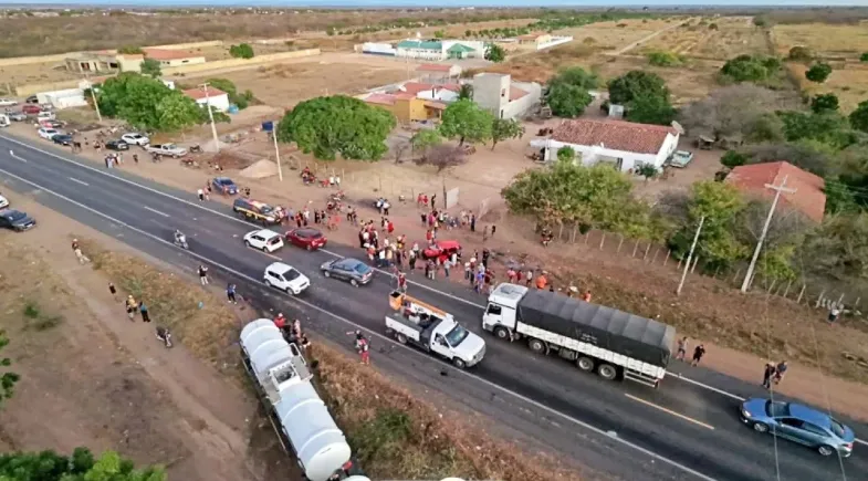 Acidente grave envolvendo três veículos mobilizou equipes de resgate na rodovia federal — Foto: Reprodução/Redes sociais