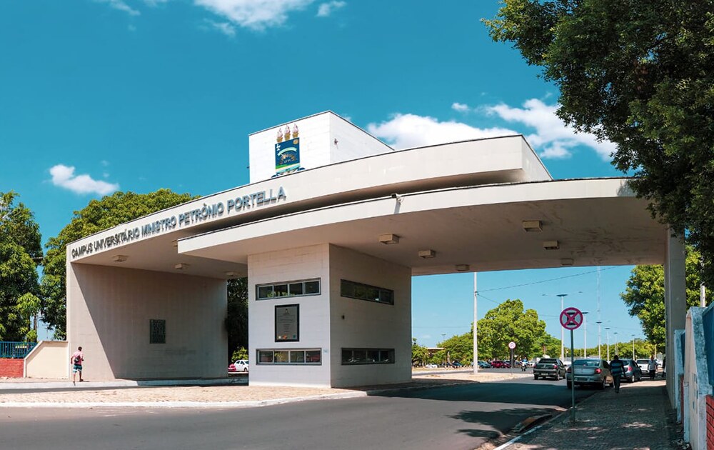 Pórtico lateral da Universidade Federal do Piauí
