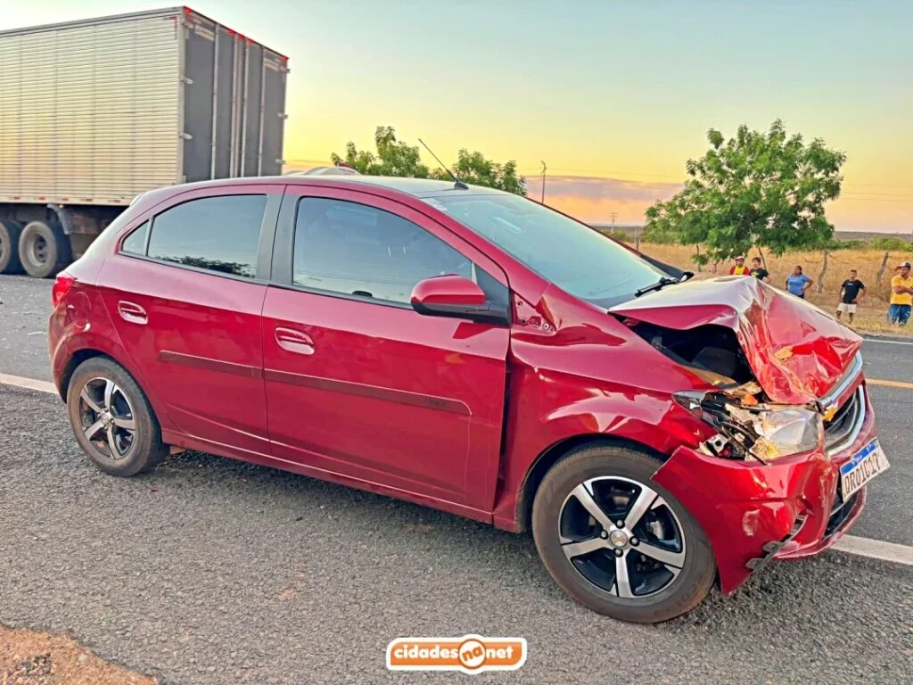 Um Chevrolet Onix tamb&eacute;m foi atingido durante o acidente na BR-316