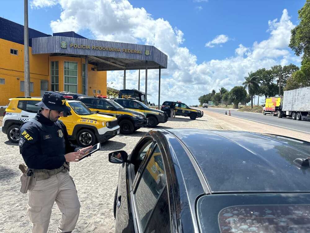 Fiscalização da Polícia Rodoviária Federal foi intensificada durante o período de férias — Foto: Divulgação/PRF