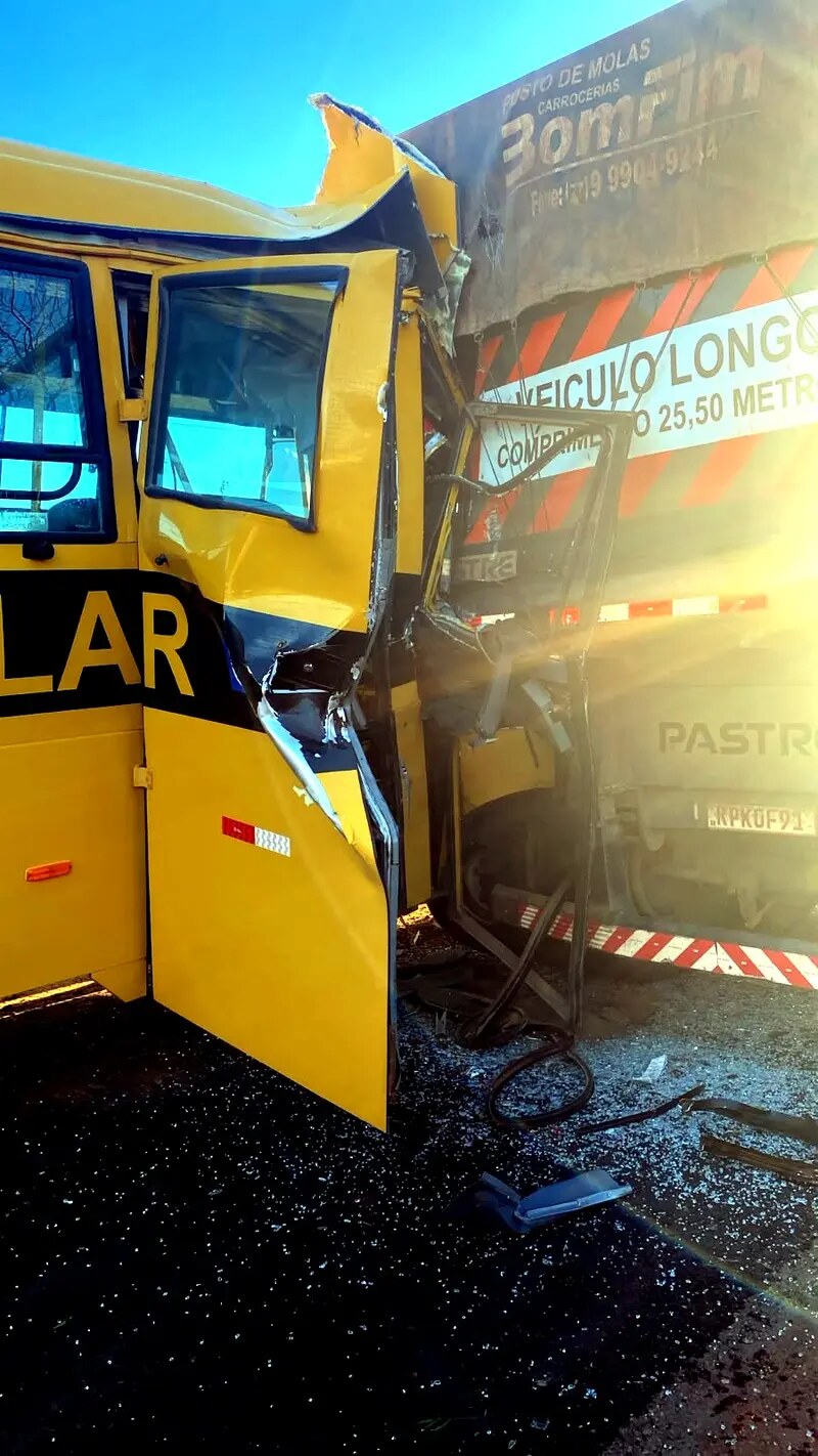 Ônibus escolar colide com carreta e deixa dois feridos em São Braz do Piauí