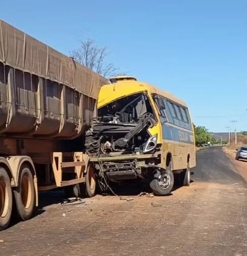 Ônibus escolar colide contra traseira de carreta estacionada na PI-144