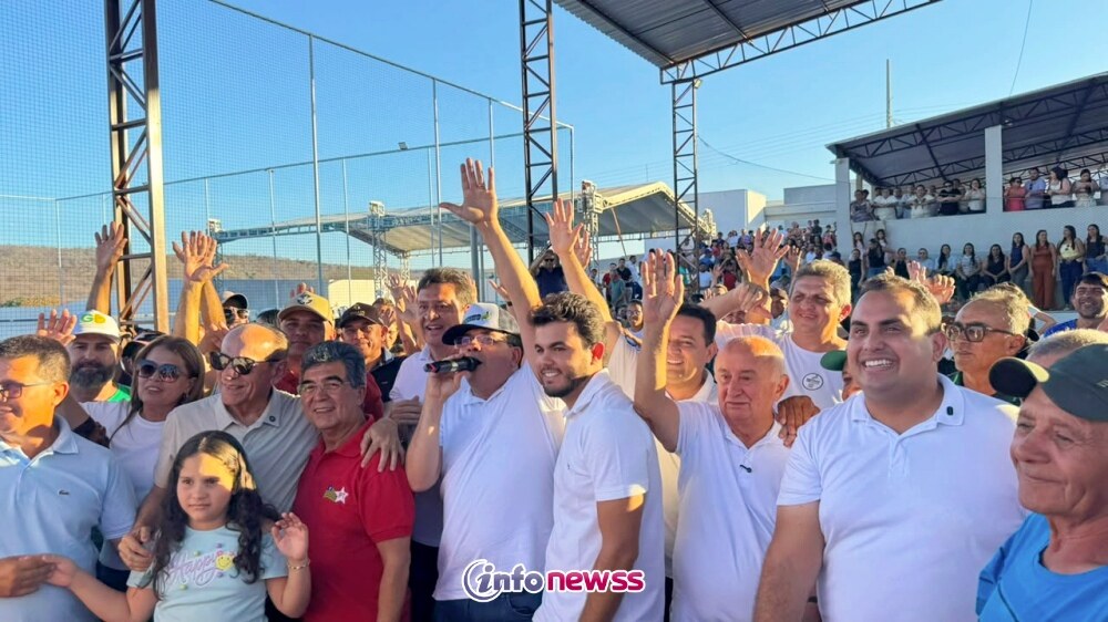 Governador Rafael Fonteles e prefeito Filipe Gonçalves durante agenda em Caldeirão Grande do Piauí — Foto: Divulgação