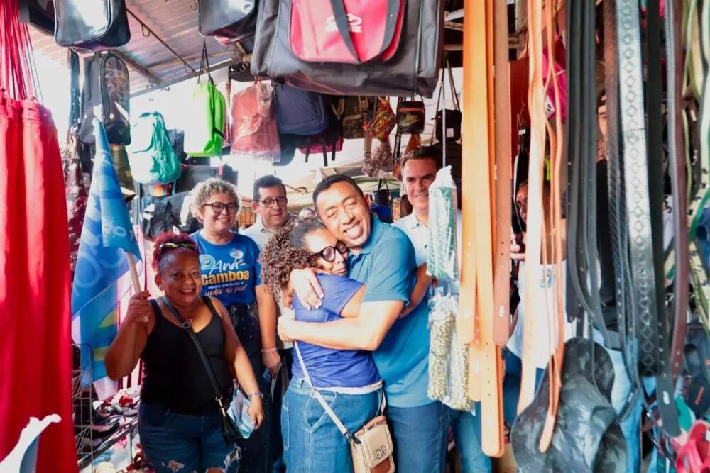 Apoiadores acompanham candidatos durante caminhada em Teresina