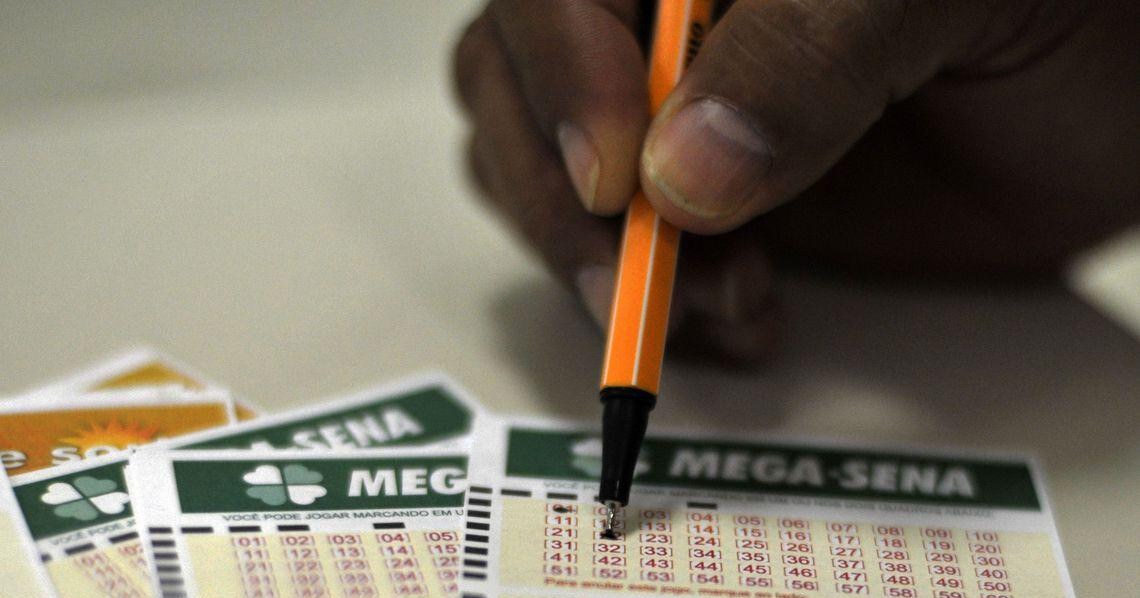 Bilhete da Mega-Sena com volante de apostas das Loterias Caixa — Foto: Divulgação