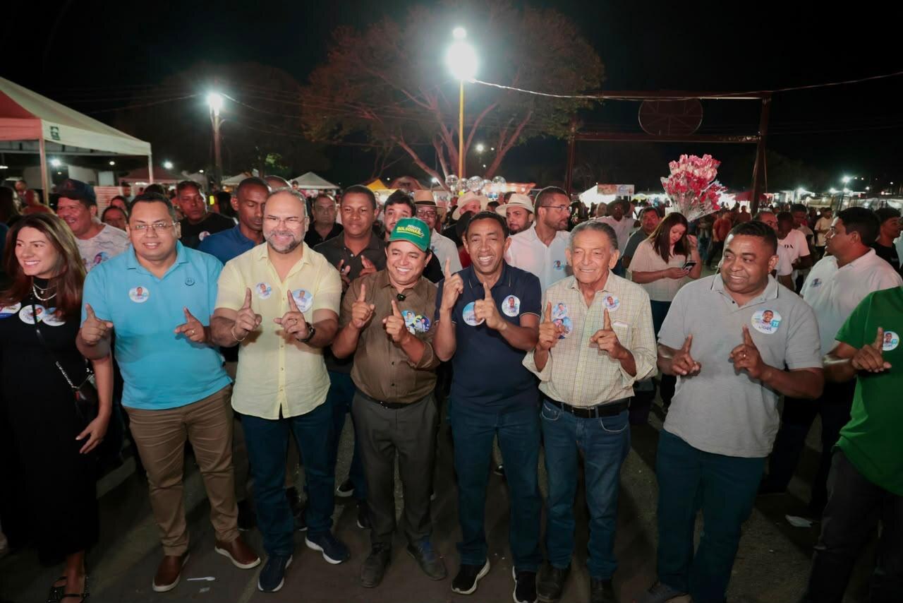 Joel Rodrigues acompanhado de Ciro Nogueira e lideranças políticas durante a Expoeiras — Foto: Divulgação