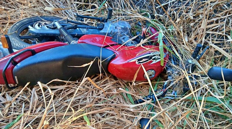 Motocicleta conduzida pela vítima ficou danificada após colisão contra barreira de proteção