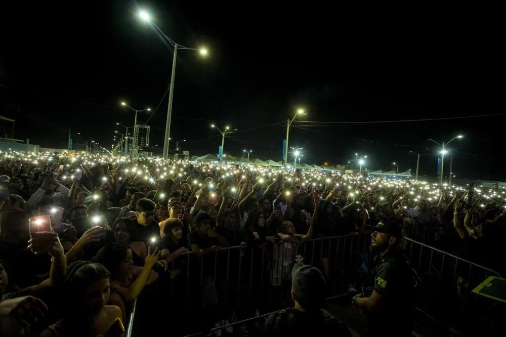 Milhares de pessoas compareceram à Praça de Eventos da Avenida Zé de Castro