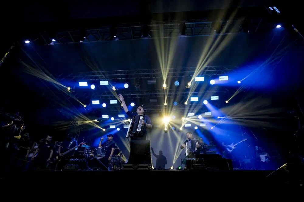 Estrutura de palco e iluminação especial marcaram as apresentações dos festejos