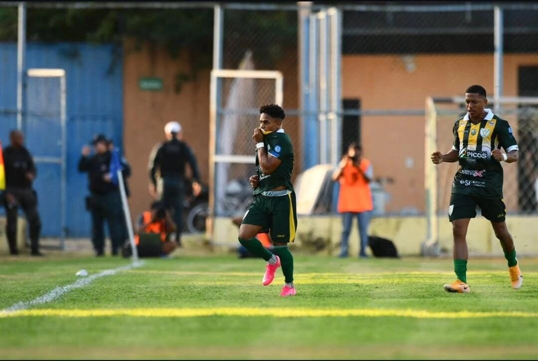 Zangão dominou a partida no Lindolfo Monteiro