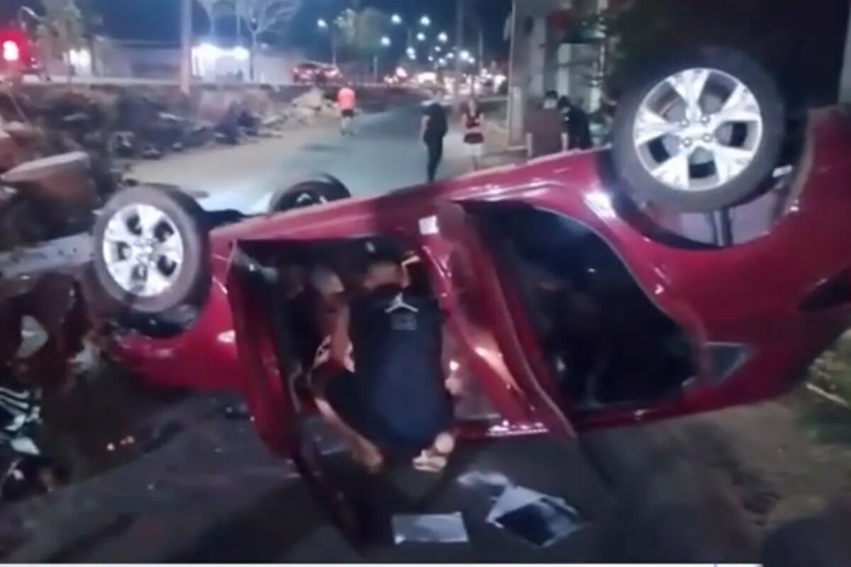 Carro de passeio tomba na BR-316 em trecho urbano de Picos