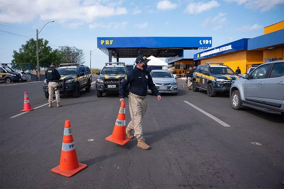 Fiscalização da Polícia Rodoviária Federal durante o feriado prolongado no Piauí — Foto: Divulgação/PRF
