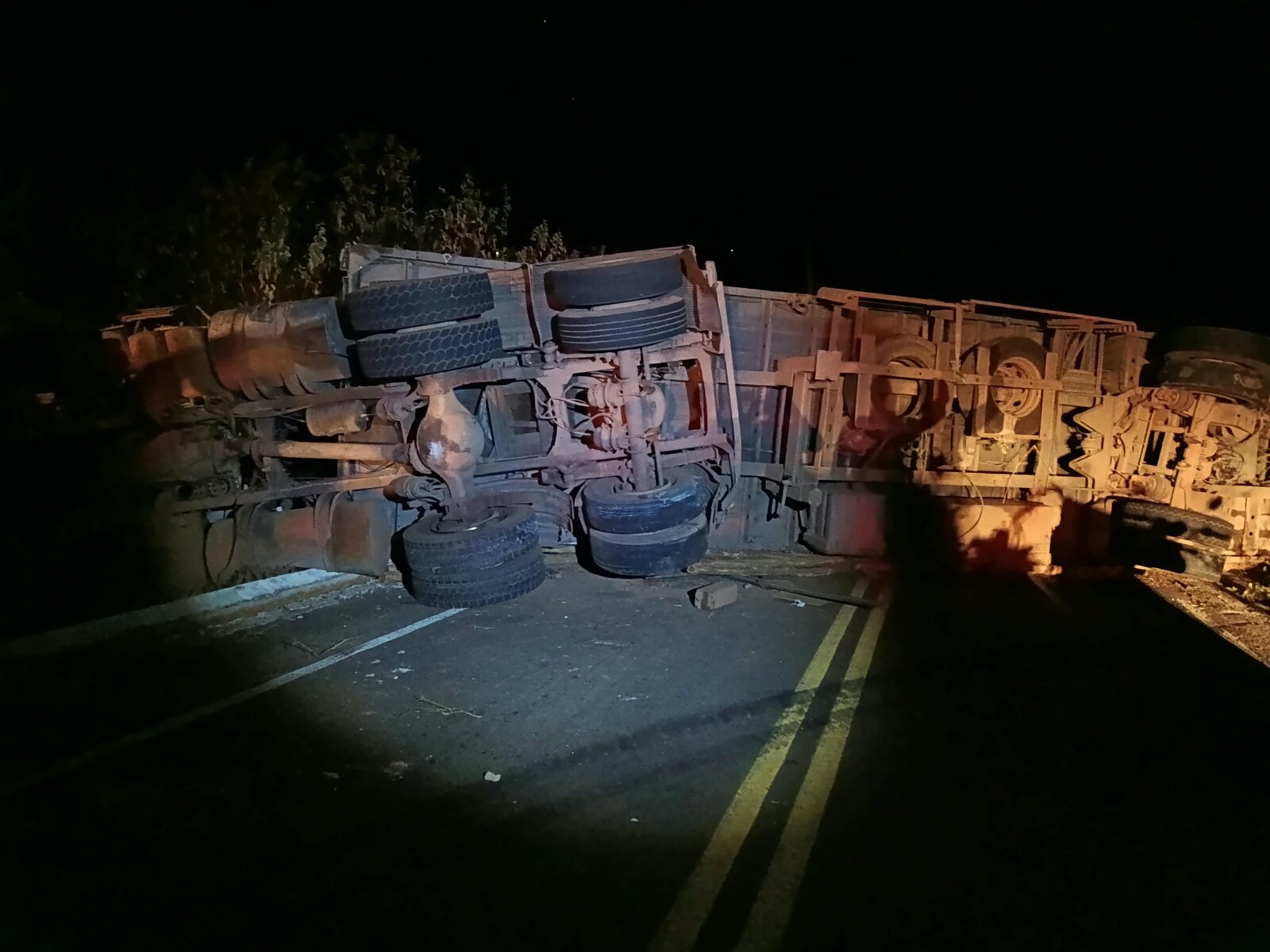 Carreta carregada de madeira tombou e bloqueou totalmente a rodovia estadual no Norte do Piauí — Foto: Divulgação