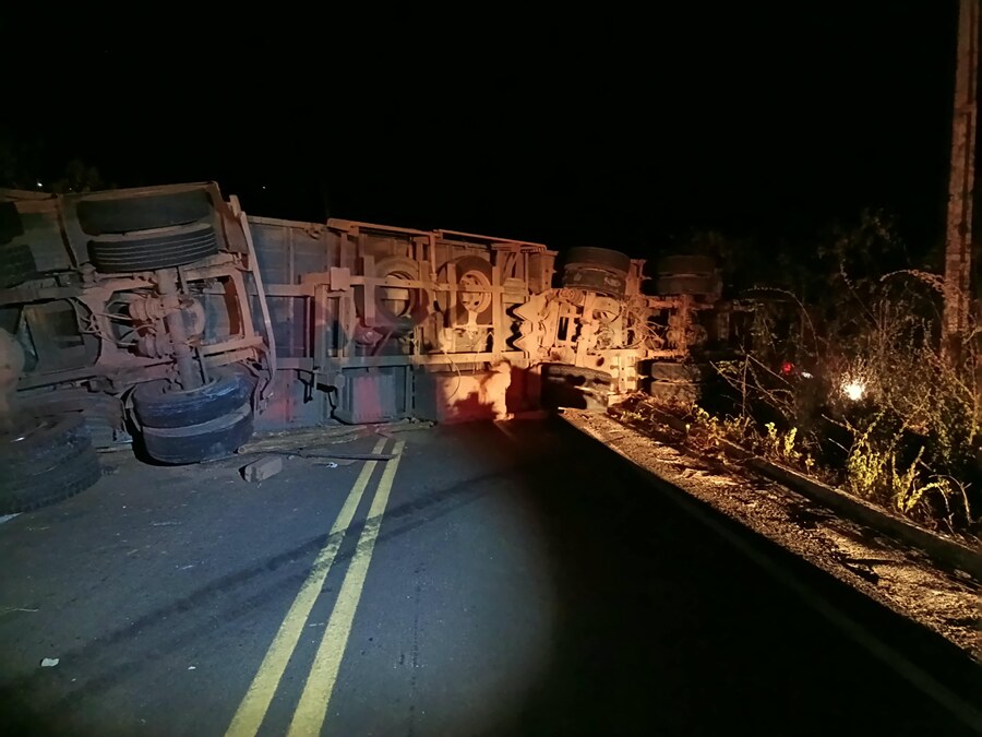 Carreta carregada de madeira tombou na localidade Cipó