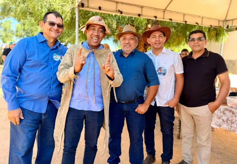 Joel Rodrigues conversa com apoiadores durante caravana pelo interior