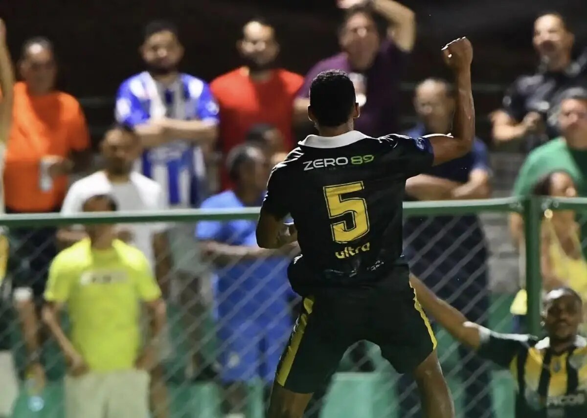 Elenco da Sociedade Esportiva de Picos (SEP) em campo