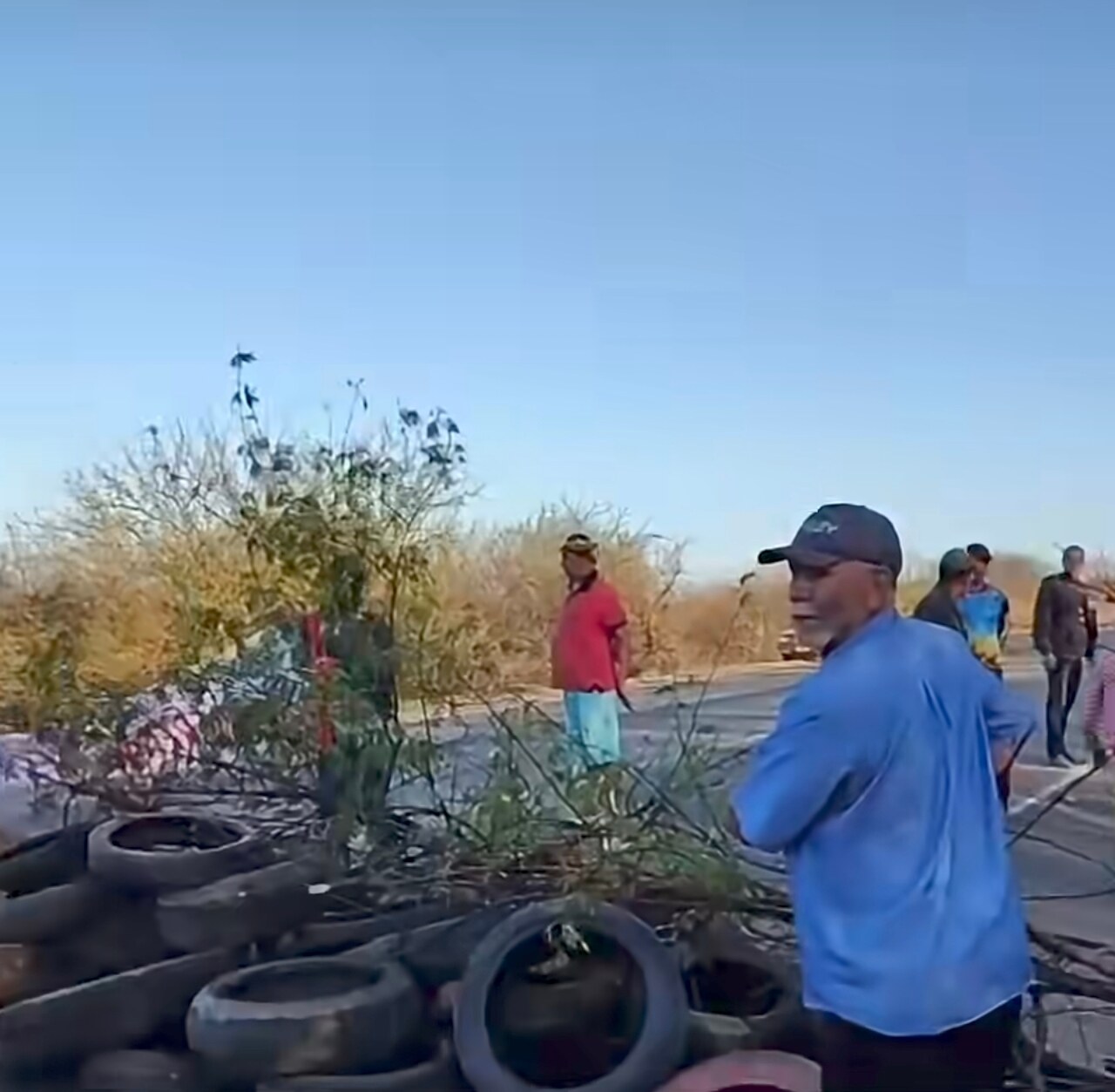 Manifestantes bloqueiam trecho da BR-407 e provocam congestionamento em Petrolina