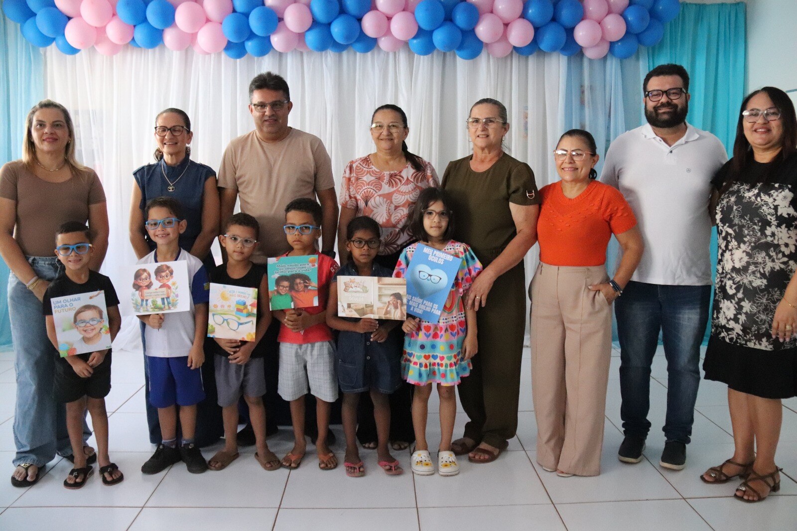 Crianças de Marcolândia recebem óculos de grau da Carretinha da Saúde