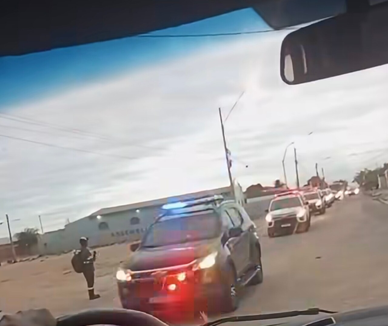 Viaturas policiais chegam ao Residencial Nova Vida III para cumprir ordem de desocupação em Petrolina — Foto: Reprodução/Redes sociais