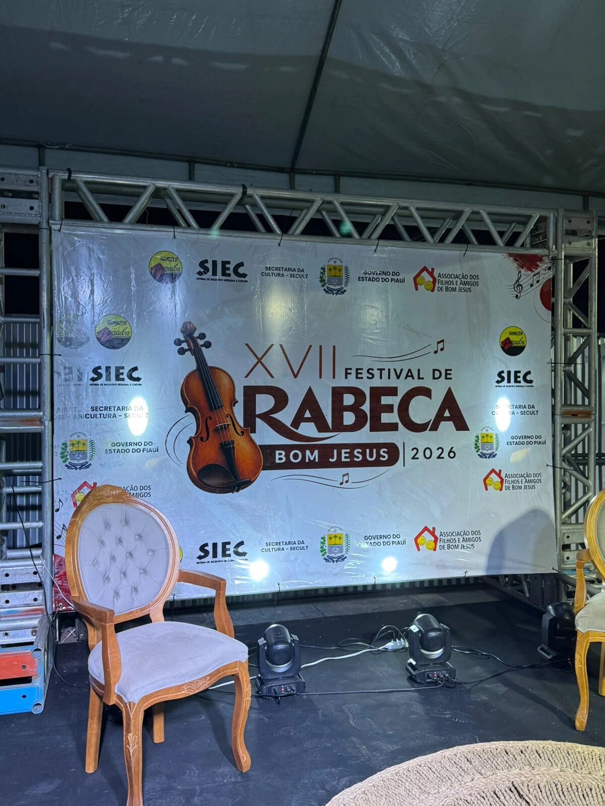 Apresentações reúnem rabequeiros de diversas regiões no palco do festival