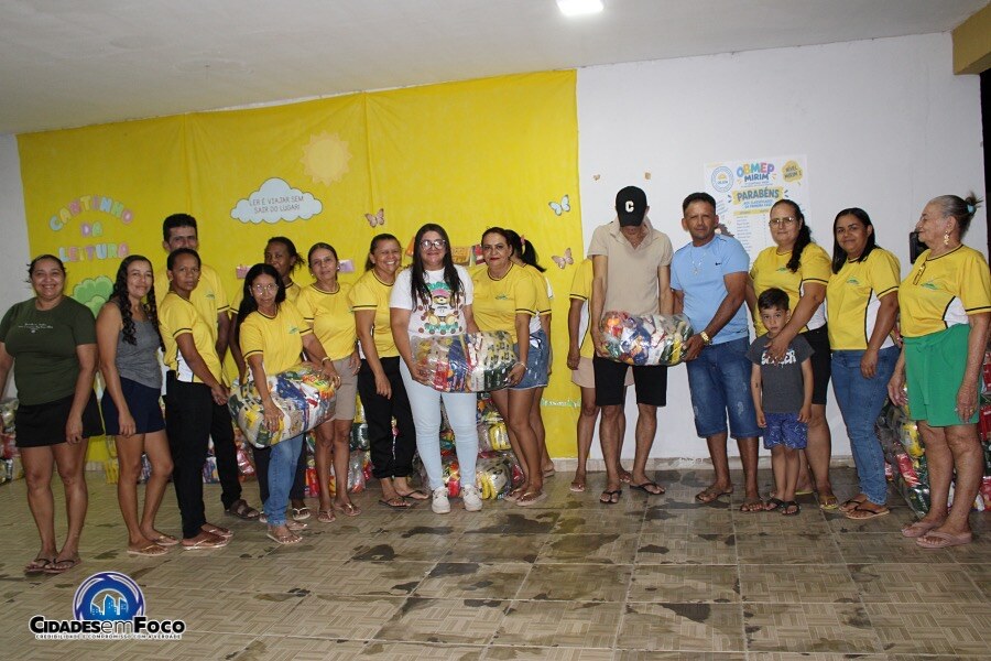 Curral Novo do Piauí distribui cestas básicas para estudantes da EJA