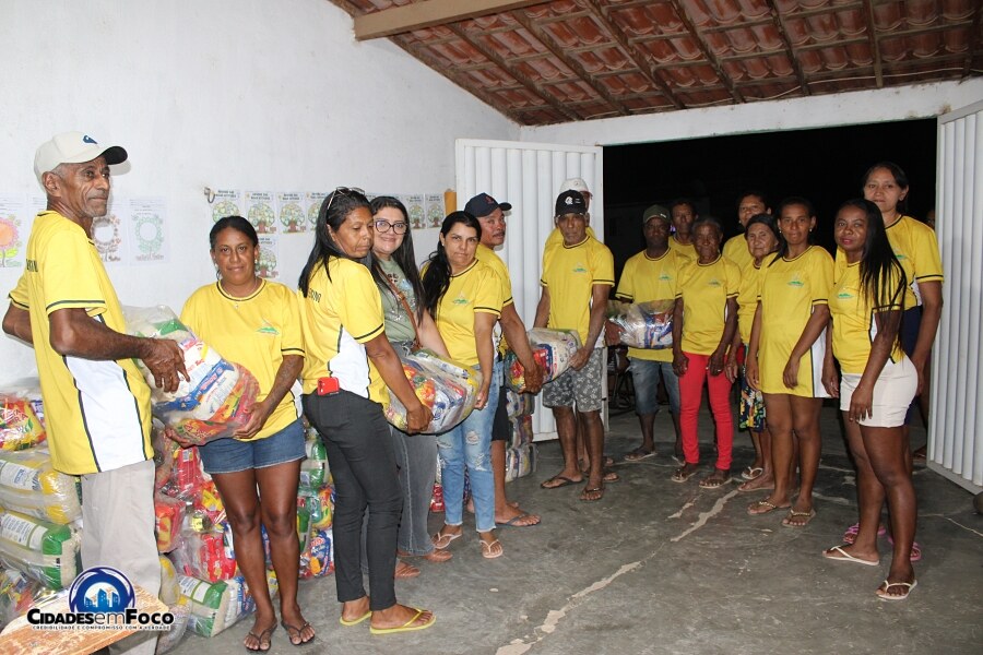 Estudantes da EJA recebem cestas básicas em Curral Novo do Piauí