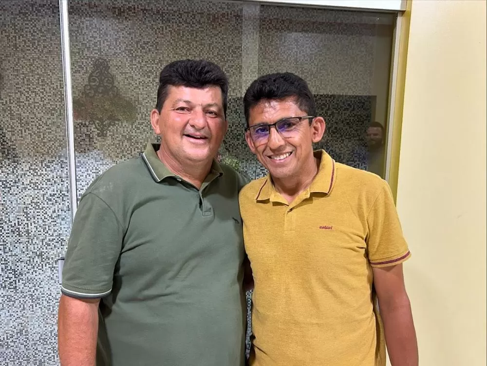 Imagem da Internet: Prefeito Molão e secretário Municipal de Educação