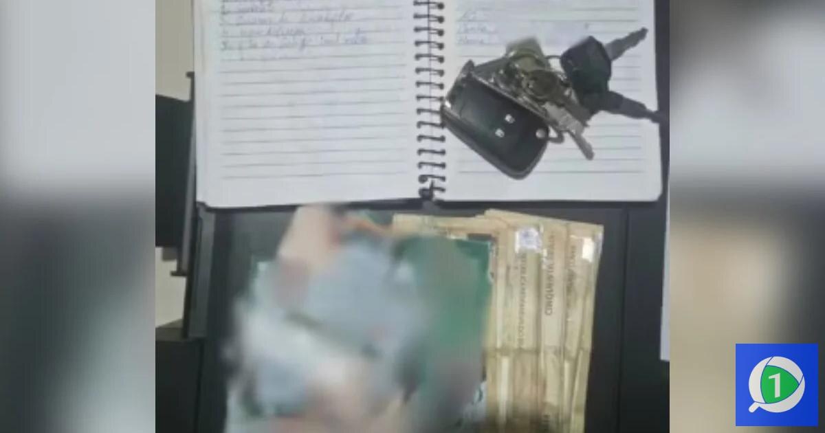 Material apreendido com o suspeito incluía dinheiro em espécie, santinhos e caderneta de anotações — Foto: PM-PI