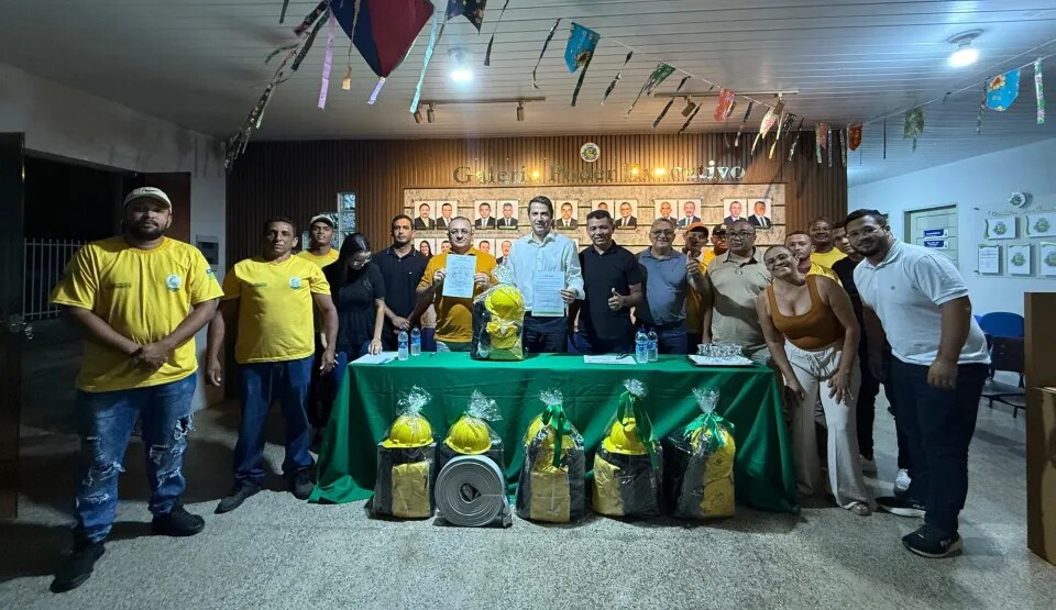 Brigadistas durante treinamento de preparação para combate a incêndios florestais