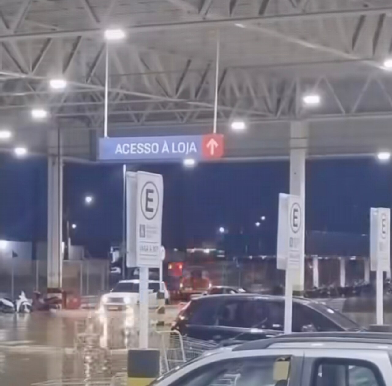 Corpo de Bombeiros atende ocorrência em estacionamento de supermercado em Petrolina