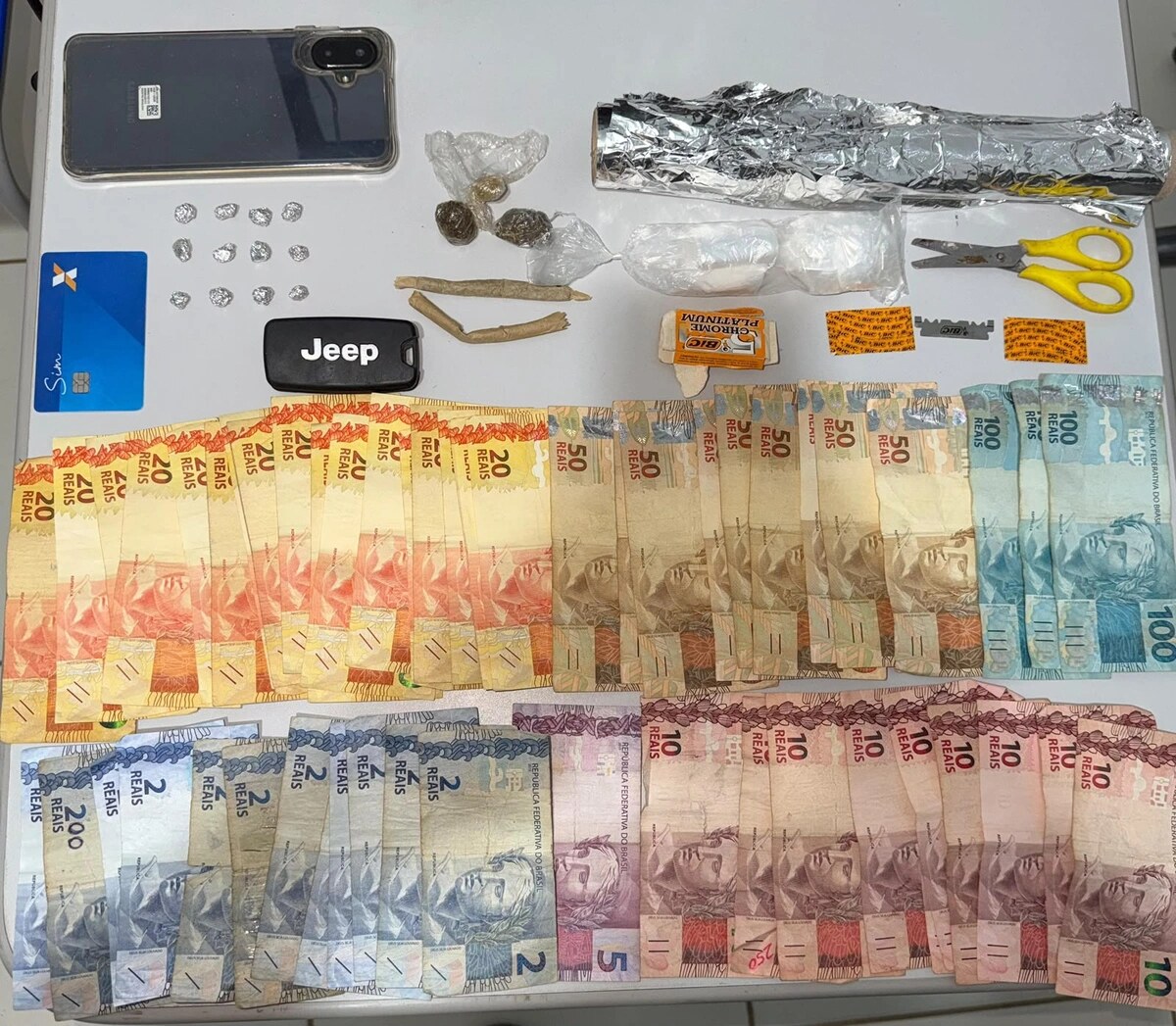 Veículo utilitário apreendido pela Polícia Militar durante averiguação em São Raimundo Nonato