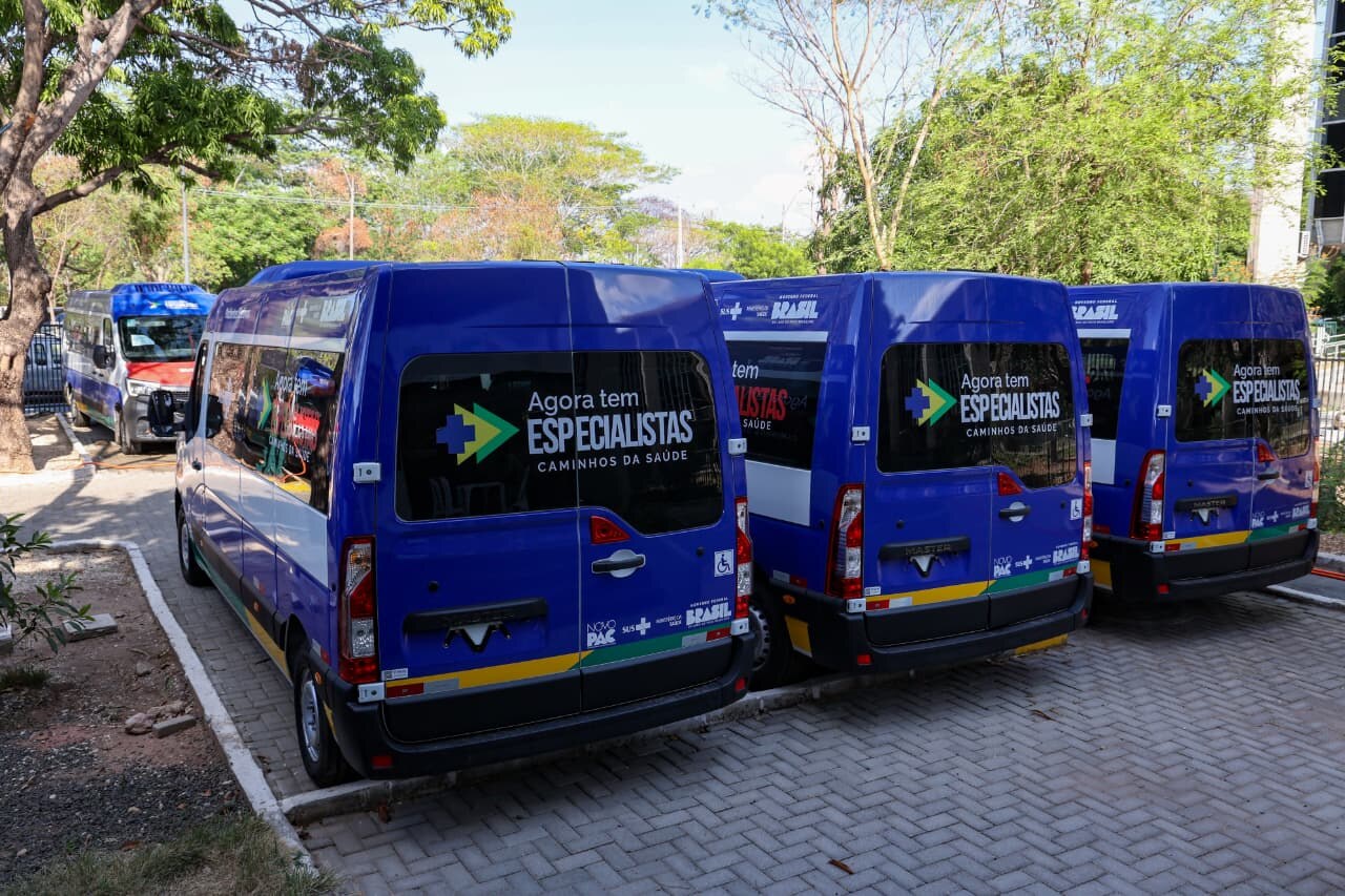 Governo do Estado entrega 24 vans e ambulância do Samu para municípios do Piauí