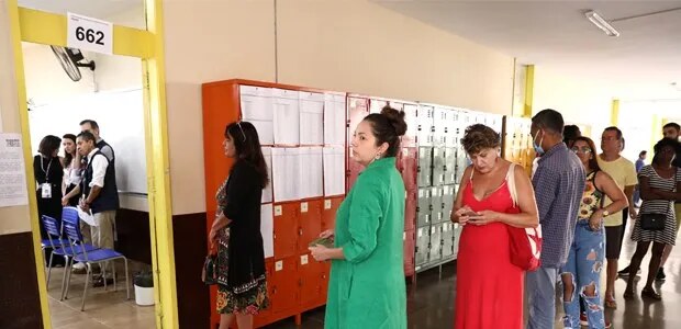 Eleitores aguardam atendimento em seção eleitoral no Estado do Piauí