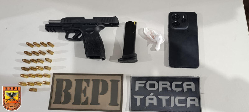 Pistola calibre 9 mm, munições, celular e entorpecente foram apreendidos na residência durante a ação da Polícia Militar