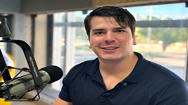 Deputado estadual Antônio Coelho durante entrevista em emissora de rádio — Foto: Divulgação